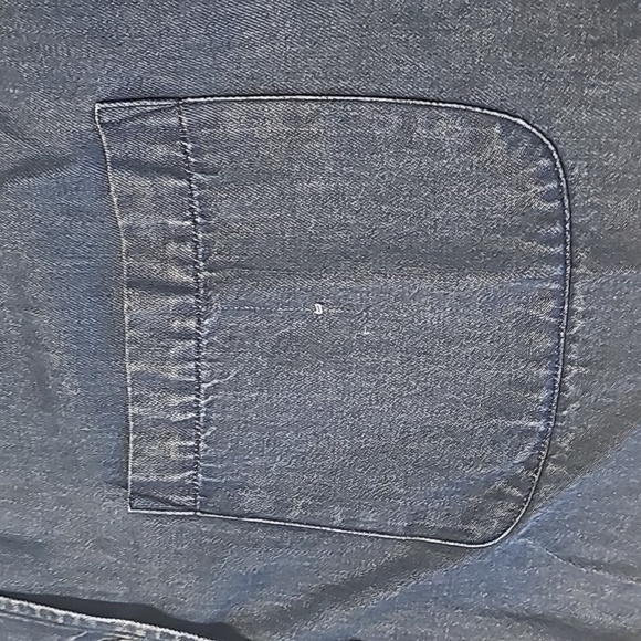 Soft denim Sleeveless button down Blouse - Picture 9 of 10